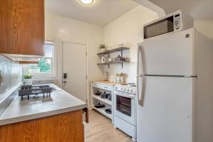 Il comprend une cuisine équipée d'un réfrigérateur blanc et d'une cuisinière. dans l'établissement Charming downtown Livermore Flat - Private Living space, à Livermore