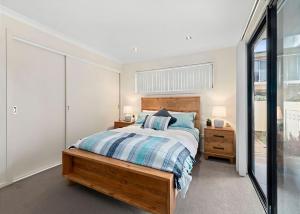 a bedroom with a bed and a window at Golfers Dream in Batemans Bay
