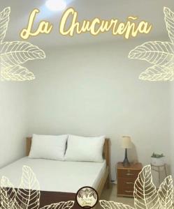 una camera con un letto con un cartello che legge la chiroptera di Hostal Domi1949 a San Vicente de Chucurí