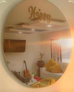 sala de estar con sofá blanco y espejo en Hostal Domi1949, en San Vicente de Chucurí