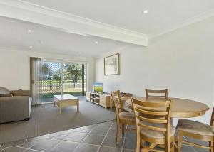Χώρος καθιστικού στο Hibiscus Close Beach Front Living managed by Batemans Bay Accom