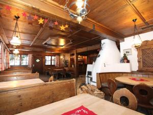 uma sala de jantar com paredes e mesas de madeira em Alpenhaus Lacknerbrunn em Mayrhofen