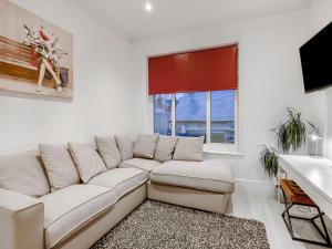 sala de estar blanca con sofá blanco y ventana en Dragon Pad - Uk46422 en Royal Tunbridge Wells