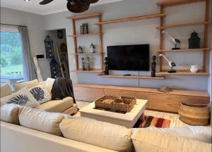 un soggiorno con divano e TV a schermo piatto di Quincho de Ensueño! a Concordia Altre 4 foto