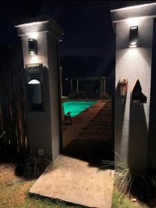 una porta che conduce a una piscina di notte di Quincho de Ensueño! a Concordia