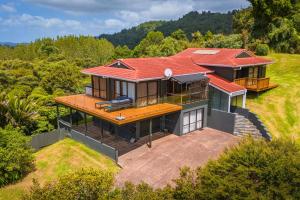 einen Blick über ein Haus mit rotem Dach in der Unterkunft Chapman House in Auckland