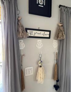 una stanza con tende e orsacchiotti su una parete di Quincho de Ensueño! a Concordia