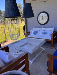 una stanza con due letti e un orologio sul muro di Quincho de Ensueño! a Concordia