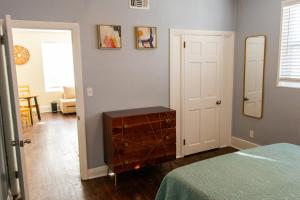 Ένα ή περισσότερα κρεβάτια σε δωμάτιο στο Cozy One Bedroom Unit In the Heart of Jax Beach!