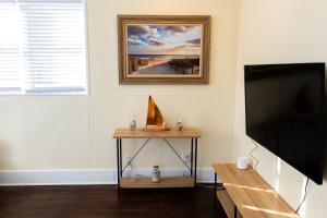 Μια τηλεόραση ή/και κέντρο ψυχαγωγίας στο Cozy One Bedroom Unit In the Heart of Jax Beach!