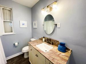 Ένα μπάνιο στο Cozy One Bedroom Unit In the Heart of Jax Beach! +3 φωτογραφίες