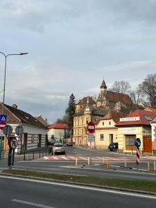 una calle en una ciudad con un coche en la carretera en SIAN Sanctuary Villa en Braşov