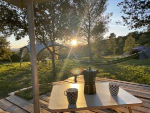 RoquebrunにあるPetit Vessas naturestayの夕日を眺めながら楽しめるテーブル