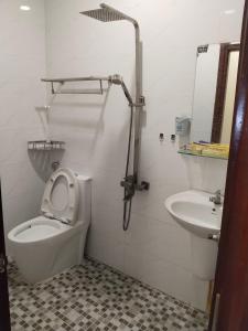 a bathroom with a toilet and a sink at Hotel Bông Sen in Ho Chi Minh City