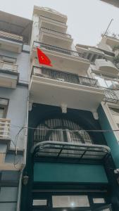 una señal roja en el lateral de un edificio en Yen’s House en Hanói