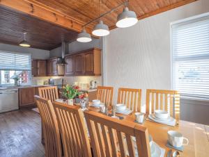 a dining room with a table and chairs and a kitchen at Ferwig New Quay in New Quay