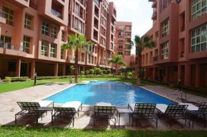 una piscina en un patio en un edificio en Apartment Majorelle Garden With Pool, en Marrakech