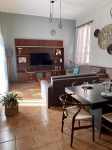 - un salon avec un canapé et une table dans l'établissement CASAS FREDA - Centro Historico Departamentos, à San Luis Potosí