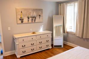 Ένα ή περισσότερα κρεβάτια σε δωμάτιο στο Walk to the beach! Two bedroom unit in the heart of Jax Beach