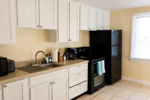 Η κουζίνα ή μικρή κουζίνα στο Walk to the beach! Two bedroom unit in the heart of Jax Beach