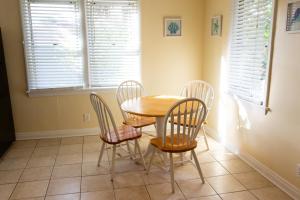 Χώρος καθιστικού στο Walk to the beach! Two bedroom unit in the heart of Jax Beach