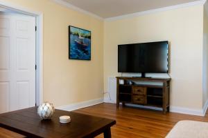 Μια τηλεόραση ή/και κέντρο ψυχαγωγίας στο Walk to the beach! Two bedroom unit in the heart of Jax Beach