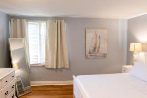 Ένα ή περισσότερα κρεβάτια σε δωμάτιο στο Walk to the beach! Two bedroom unit in the heart of Jax Beach +2 φωτογραφίες