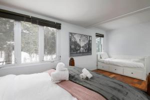 Voodi või voodid majutusasutuse The Nordic 3BR Chalet by Instant Suites - Private Hot Tub toas