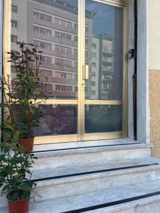 una ventana con una maceta y un edificio en La Depandance 54 Near to Pisa and Cinque Terre, en Carrara