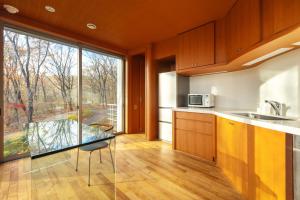 Fotografie z fotogalerie ubytování NASU PRIVATE FOREST: 広大な森の中のモダンハウス v destinaci Shiozawa