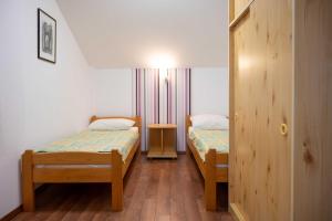 ein kleines Schlafzimmer mit 2 Betten und einem Tisch in der Unterkunft Apartments with a parking space Vodice - 22290 in Vodice