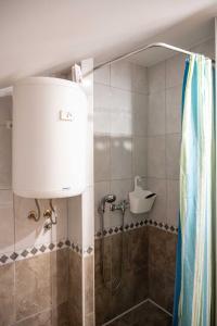 ein Bad mit Dusche und Duschvorhang in der Unterkunft Apartments with a parking space Vodice - 22290 in Vodice