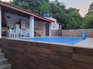 Chácara Deh* في براغانكا باوليستا: مسبح في الحديقة الخلفية للمنزل