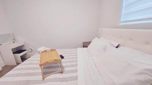 um quarto com uma cama com uma mesa em 3bed 1 bath suite - Surrey Fleetwood em Surrey