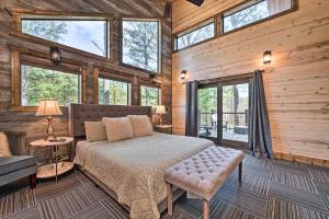 1 dormitorio con 1 cama en una cabaña de madera en Family Getaway 10-Bed Cabin w Hot tub & Firepit, en Broken Bow