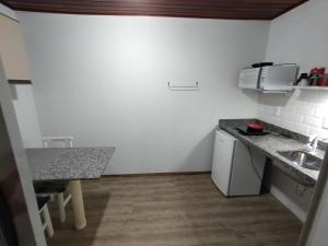 Kuchyň nebo kuchyňský kout v ubytování Linda e aconchegante casa em Jaraguá!