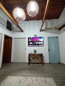 TV a/nebo společenská místnost v ubytování Linda e aconchegante casa em Jaraguá!