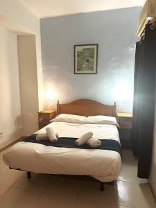 una camera con un letto con due cuscini sopra di Barraca Suites a Valencia