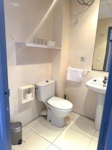 a bathroom with a toilet and a sink at Barraca Suites in Valencia