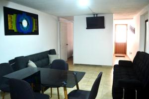 uma sala de estar com um sofá e uma mesa em Bonito aparta estudio central em Bogotá