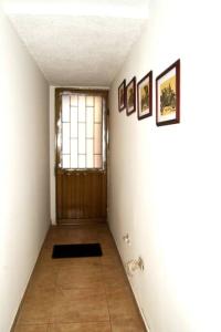 um corredor com uma porta e imagens na parede em Bonito aparta estudio central em Bogotá