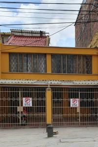 um edifício sem sinais de estacionamento em frente em Bonito aparta estudio central em Bogotá