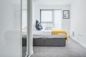 een slaapkamer met een bed en een spiegel bij Apollo Luxury - Netflix - Fast WIFI- FREE PARKING in Birmingham