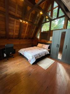 Cama o camas de una habitación en Spacious 5BR and 3BA Plus Cozy Cabin With Spa Near Galleria