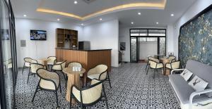 une salle d'attente avec des chaises, des tables et un bar dans l'établissement Mộc Lâm Homestay, à Duong Dong