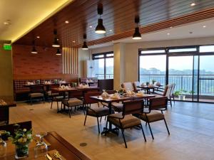 Restaurace v ubytování Alvea Hotel and Residences + 15 fotografií