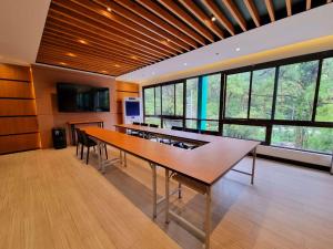 uma sala de conferências com mesas, cadeiras e janelas em Alvea Hotel and Residences em Baguio