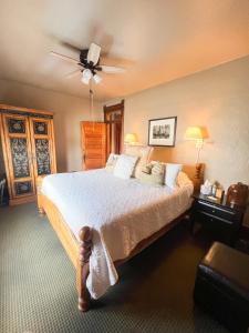 1 dormitorio con 1 cama y ventilador de techo en Off Broadway B & B, en Denver