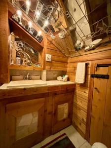 Een badkamer bij The Cedar House - Huntsville Cultural District