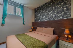 1 dormitorio con 1 cama con cabecero de madera en Hotel DMadinah inn Gentan en Solo